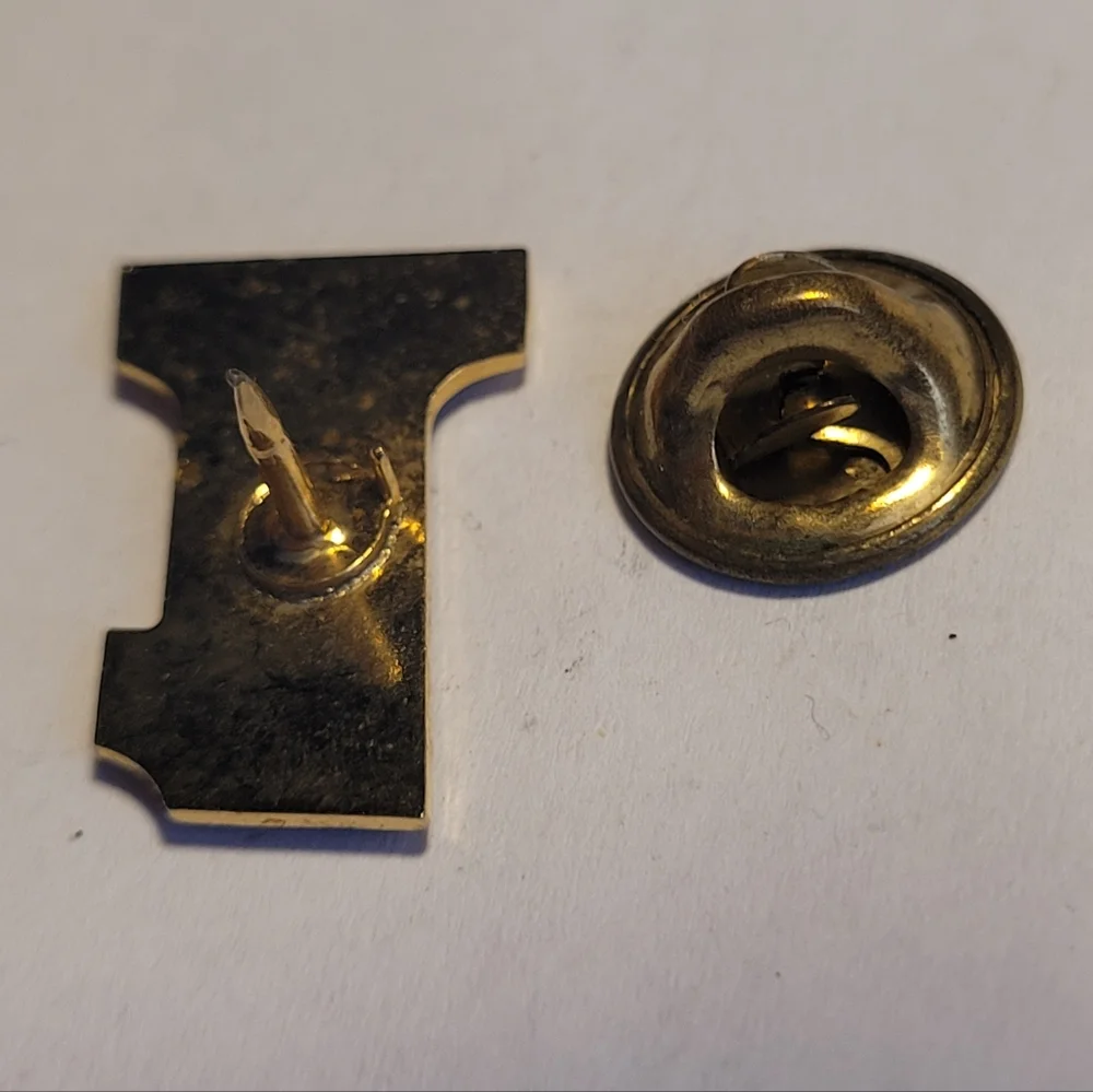 Del Mar Number One Flag Lapel Pin